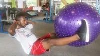 Penyerang sayap Persipura, Ian Kabes, menjalani latihan fitnes berat di kawasan Wisata Agro, Batu, Malang. (Bola.com/Iwan Setiawan)