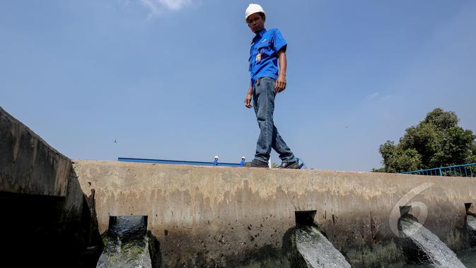 Petugas memantau kondisi air bersih di Instalasi Pengolahan Air (IPA) Pulogadung, Jakarta, Selasa (12/5/2015). BPK mendapati pemborosan air bersih senilai Rp791,2 miliar di 102 pemerintah kabupaten, kota dan PDAM (Liputan6.com/Faizal Fanani)