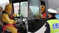 Bikin Geger, Polisi Hentikan Bus Berisi Rombongan Kera Sakti