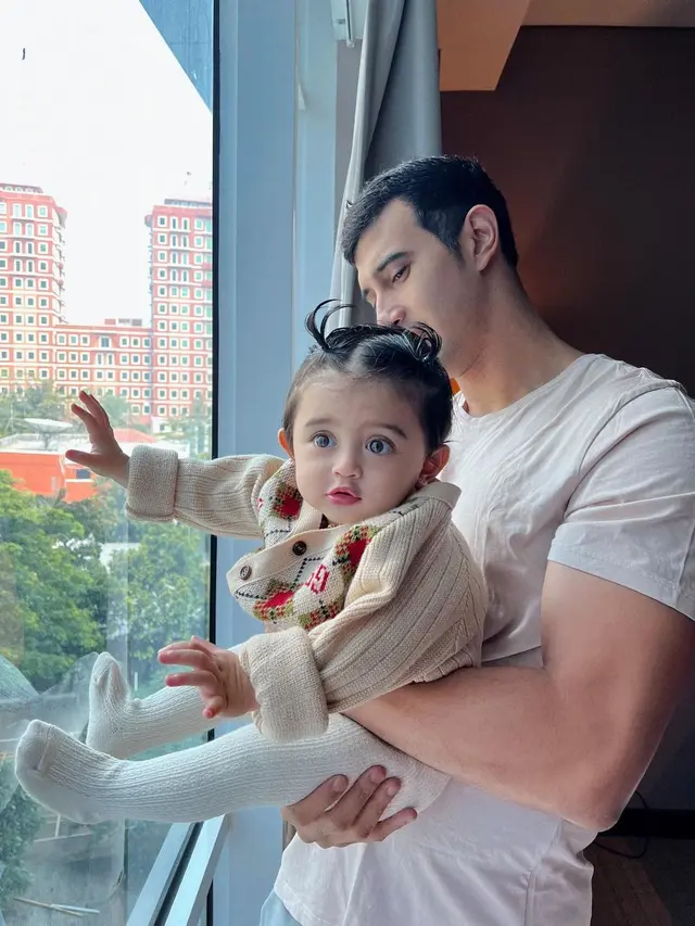 Guzel pakai mukena, wajah cantik jadi sorotan