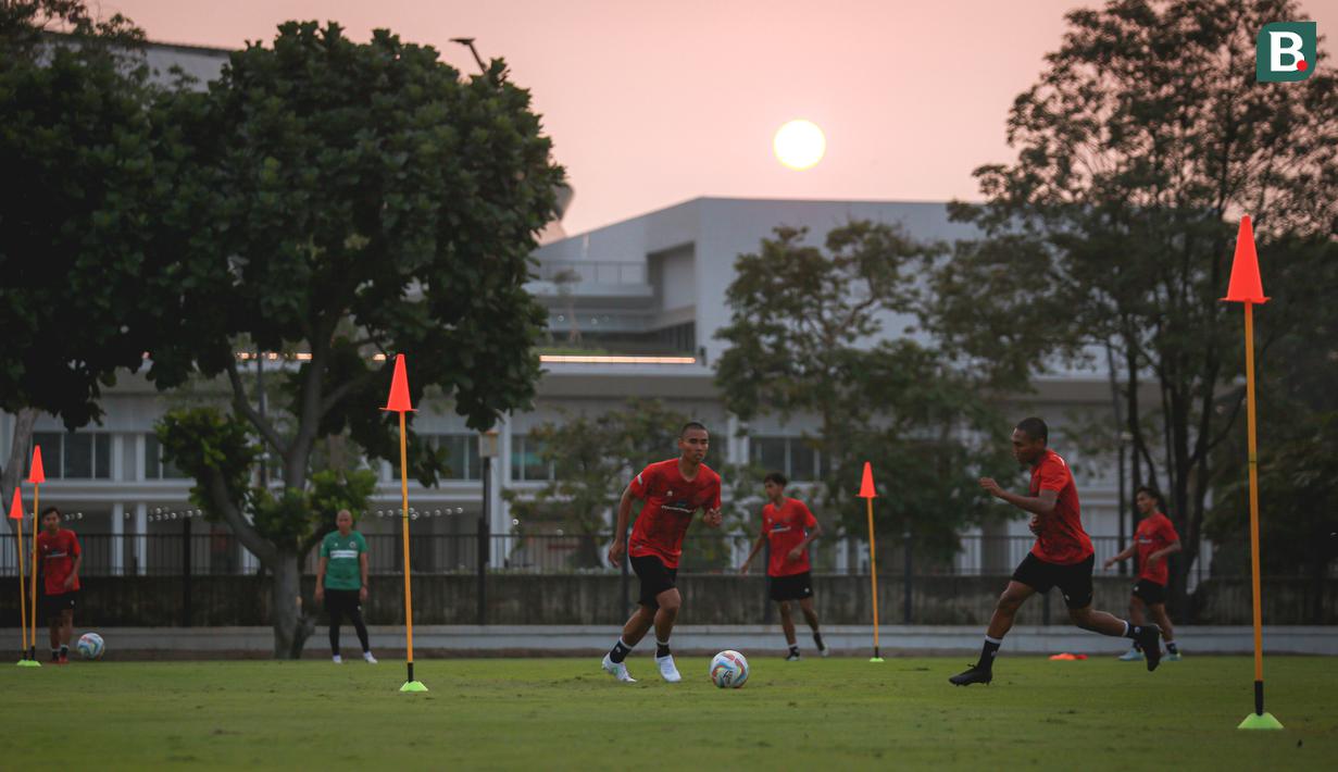 Sejumlah pemain Timnas Indonesia U-23 melakukan latihan perdana menjelang Piala AFF U-23 yang berlangsung di Lapangan A, Senayan, Jakarta, Kamis (10/08/2023). (Bola.com/Bagaskara Lazuardi)