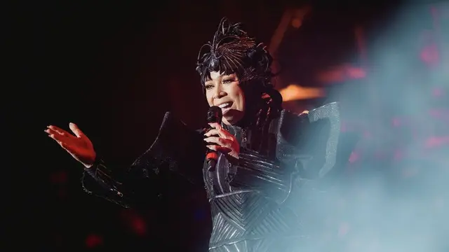 Melly Goeslaw saat Konser di Malaysia, credit: @nasikilla