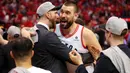 Pebasket Toronto Raptors, Marc Gasol, merayakan kemenangan atas Milwaukee Bucks pada NBA Final Wilayah Timur di Scotiabank Arena, Toronto, Sabtu (25/5). Raptors menang 4-2 atas Bucks. (AFP/Gregory Shamus)