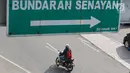 Pengandara sepeda motor melintasi Jalan Sudirman di kawasan Senayan, Jakarta. Senin (7/8). Kepala Dishub DKI Jakarta Andri Yansyah, mengatakan rencana perluasan rute larangan sepeda motor akan diterapkan pada 2017. (Liputan6.com/Immanuel Antonius)