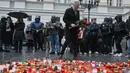 Perdana Menteri Ceko Petr Fiala meletakkan bunga di tugu peringatan sementara untuk para korban di luar Universitas Charles di pusat kota Praha, pada 22 Desember 2023. (Michal CIZEK/AFP)