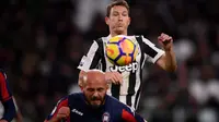 Pemain Juventus, Stephan Lichtsteiner (atas) berebut bola dengan pemain Crotone, Arlind Ajeti pada lanjutan Premier League di Allianz Stadium, Turin, Italy, (26/11/2017). Juventus menang 3-1. (AFP/Marco Bertorello)
