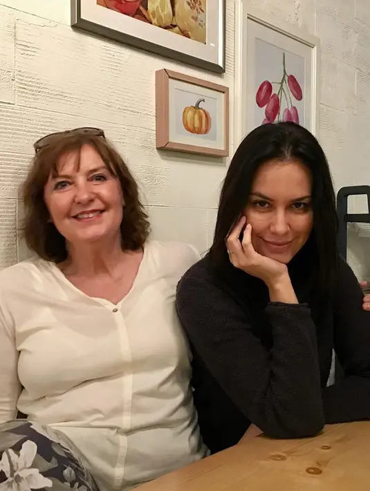 Wajah cantik Sophia Latjuba ternyata ia dapat dari sang ibu ya. Kalau sama-sama seperti ini keduanya terlihat sangat cantik ya. (Liputan6.com/IG/@sophia_latjuba88)