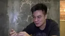 Lebih lanjut, diskusi mengarah ke pergelaran mode Citayam Fashion Week dalam format dan konsep yang lebih proper. Baim Wong akan menalangi dananya lebih dulu lewat sejumlah kesepakatan. “Gimana kalau kita, dari hasil semuanya ini kalau misalkan ada, karena semua dari uang saya dulu nih semuanya, kalau misalkan hasil dari sini ada, kita buat bangun Citayam. Boleh ditanyakan juga sama mereka,” Baim Wong menjelaskan. (Foto: Dok. YouTube Baim Paula)