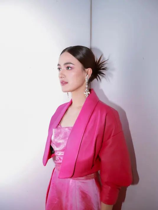 Melengkapi tampilannya, Mawar Eva kenakan anting silver panjang yang kontras dengan gaun pink [@mawar_eva]