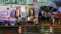 Paramedis membawa korban ledakan bom Bandara Atarturk di Istanbul, Turki, menuju ambulans, Selasa (28/6). Sebuah laporan mengatakan salah satu ledakan terjadi di tempat pemeriksaan pada pintu masuk di terminal kedatangan bandara. (REUTERS/Osman Orsal)