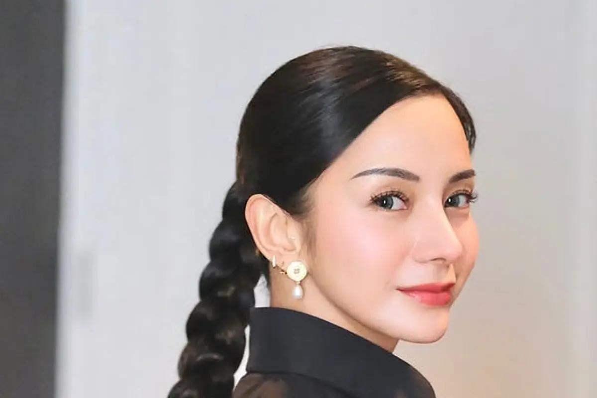 Kirana Larasati dengan Gaya Rambut Kepang. [@arlynhairdo]