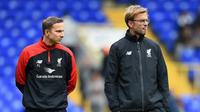 Pepijn Lijnders (kiri) menilai Jurgen Klopp tidak terlalu mementingkan taktik. (Daily Mail)