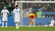Kapten timnas Argentina, Lionel Messi berjalan di lapangan pada akhir pertandingan Grup D Piala Dunia 2018 melawan Kroasia di Nizhy Novgorod Stadium, Rusia, Jumat (22/6). Kalah 0-3, Argentina kian sulit untuk melaju ke babak gugur. (AP/Petr David Josek)