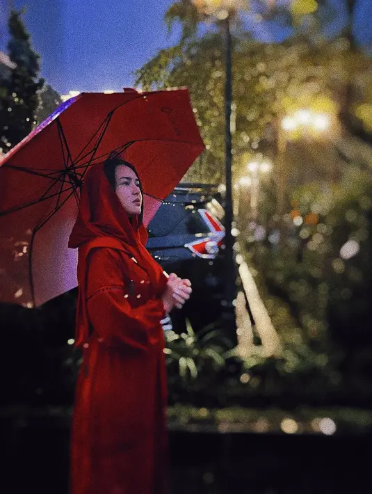 'Bye bye Instagram', begitu bunyi Story Instagram Amanda Manopo saat isyaratkan pamit pada Rabu (14/12/2022). Makin terkenal di industri hiburan Tanah Air, artis dengan nama lengkap Amanda Gabriella Manopo Lugue ini semakin tertutup dan jarang mengumbar soal kehidupannya di media sosial. Terbukti dari jarangnya Amanda Manopo unggah potret diri di feed hingga Story Instagram. (Liputan6.com/IG/@amandamanopo)
