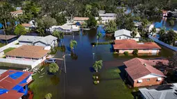 Banjr yang disebabkan Badai Milton juga merendam lingkungan perumahan di Lake Maggiore, Florida, pada tanggal 10 Oktober 2024. (Miguel J. Rodriguez Carrillo/AFP)