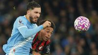 Rayan Cherki dari Manchester City (kiri) berebut bola dengan Tyler Adams dari Bournemouth dalam pertandingan&nbsp;Premier League Inggris antara Manchester City dan Bournemouth di Manchester, Inggris, Minggu, 2 November 2025. (Foto AP/Ian Hodgson)