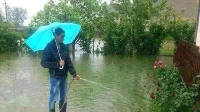 potret kocak orang saat kehujanan