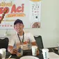 Direktur Vortable sekaligus penyelenggara kegiatan Festival Baso Aci Dhani Omar Dien, beserta Boby Firdasu, Jajanan Garut menunjukan varian baso dalam launching kegiatan festival baso aci Garut. (Liputan6.com/Jayadi Supriadin)