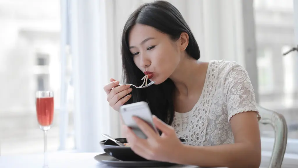 Banyak orang masih menganggap mengatur pola makan berarti harus menghindari makanan manis, berhenti makan camilan favorit, atau membuat banyak aturan yang terasa berat dijalani. (Foto/Dok: Pexels)