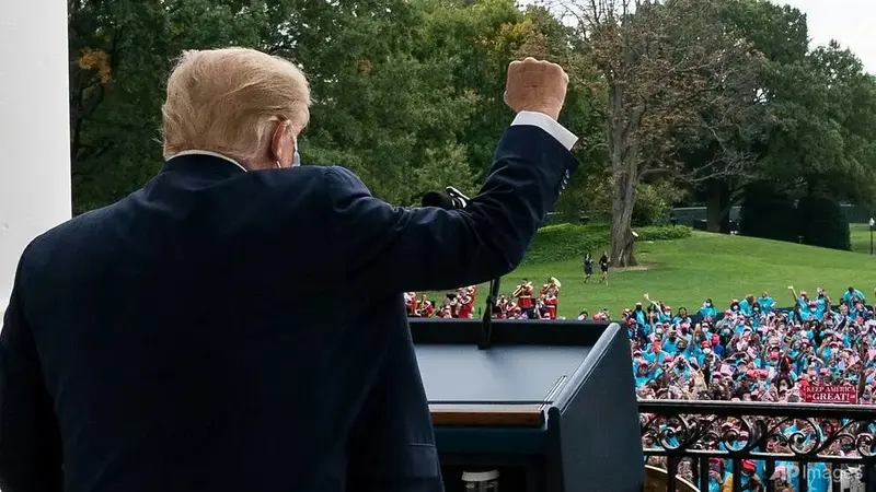 Presiden Donald Trump sebelum berbicara dari Blue Room Balcony Gedung Putih kepada kerumunan pendukung pada 10 Okt 2020.