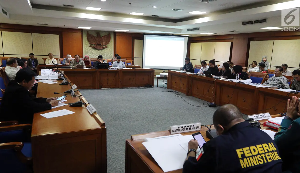 Suasana Rapat Pansus Revisi UU Terorisme di Kompleks Parlemen, Senayan, Jakarta, Rabu (31/5). Rapat membahas Revisi UU Nomor 15 Tahun 2003 tentang Pemberantasan Tindak Pidana Terorisme (UU Anti-Terorisme) secara substantif. (Liputan6/Johan Tallo)