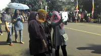 Banyak warga memanfaatkan kemeriahan pawai budaya dalam perayaan hari jadi ke-533 Kota Bogor untuk selfie atau berfoto ria. (Liputan6.com/Bima Firmansyah) 