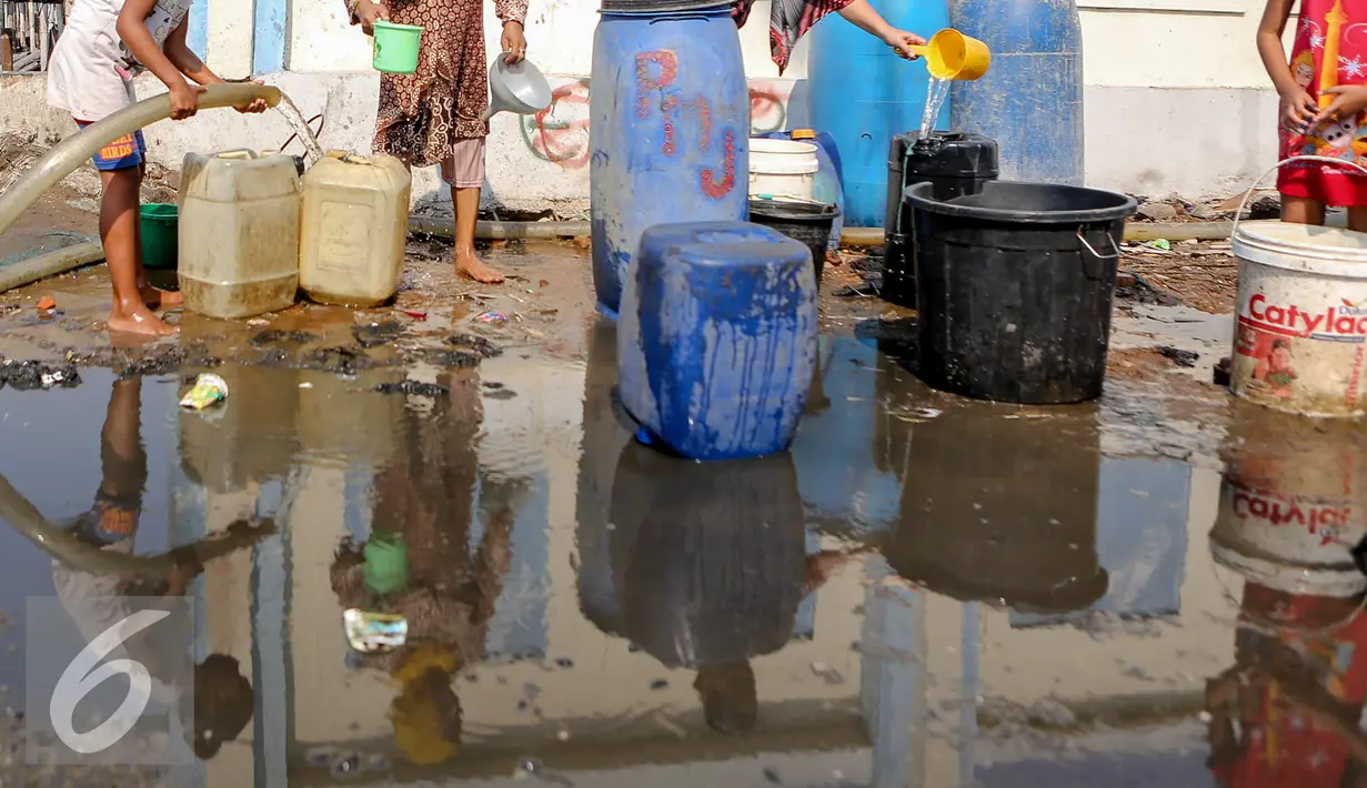 Memasuki musim kemarau, warga Muara Angke kesulitan mendapatkan air bersih karena beberapa sumber air mengalami kekeringan, Jakarta, Selasa (4/8/2015). (Liputan6.com/Faizal Fanani)