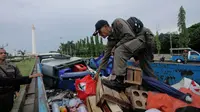 Petugas Satpol PP kembali melakukan razia terhadap pedagang kaki lima (PKL) di sekitar Monas, Jakarta, Kamis (4/12/2014). (Liputan6.com/Faizal Fanani)