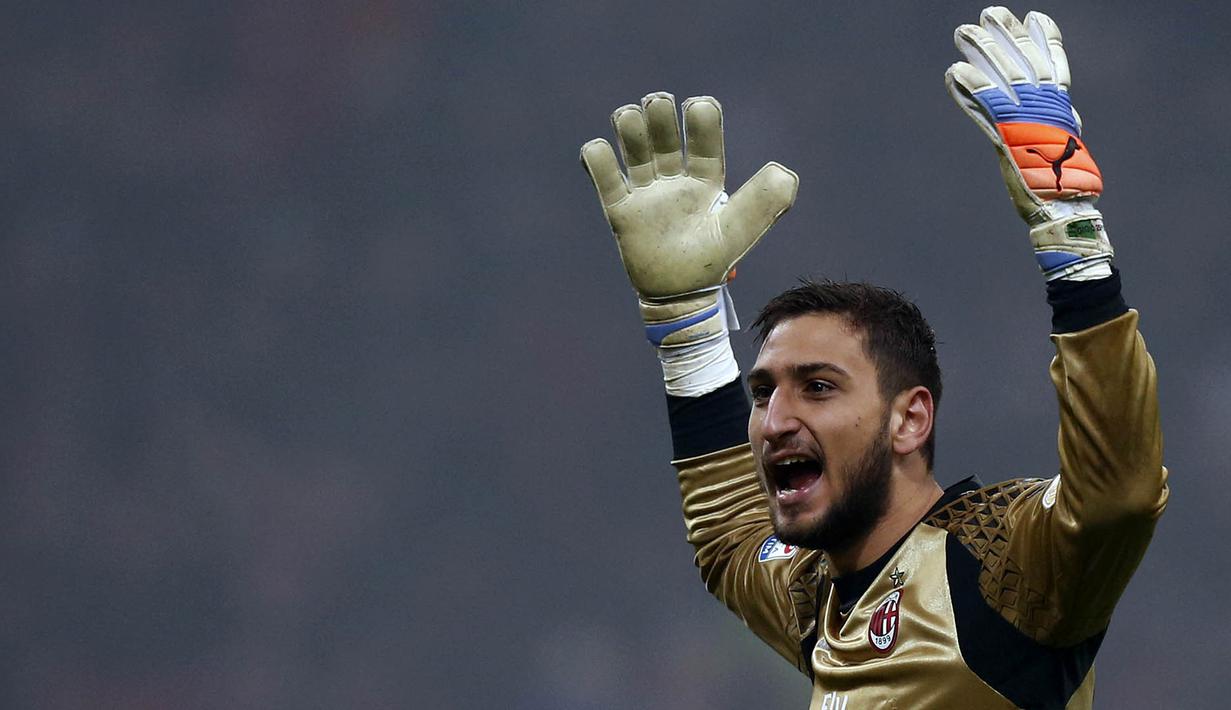 Rangkaian prestasi yang sudah dicapai oleh Gianluigi Donnarumma membuatnya menjadi incaran beberapa klub elite Eropa. Mulai dari Manchester City hingga Real Madrid sempat disebutkan ingin mendatangkan Donnarumma. (AFP/Marco Bertorello)
