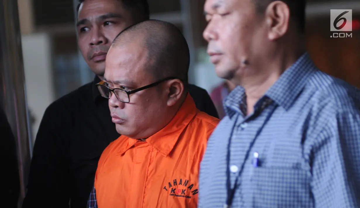 Anggota DPRD Jambi Gusrizal usai menjalani pemeriksaan di Gedung KPK, Jakarta, Rabu (24/7/2019). Elhelwi resmi ditahan 20 hari ke depan untuk mempermudah pemeriksaan terkait kasus dugaan suap pengesahan APBD 2017-2018 Provinsi Jambi. (merdeka.com/Dwi Narwoko)