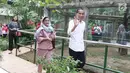 Presiden Joko Widodo menyapa pengunjung saat berlibur di Kebun Binatang Ragunan, Jakarta, Kamis (29/6). Mengisi libur Lebaran, Jokowi beserta keluarga memanfaatkannya untuk berlibur di kebun binatang beserta keluarga. (Liputan6.com/Angga Yuniar)