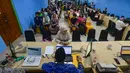 Petugas melayani orang tua calon siswa yang mencari informasi mengenai Sistem Penerimaan Murid Baru (SPMB) Tahun Ajaran 2026/2027 di Posko Pelayanan SPMB Suku Dinas Pendidikan Wilayah III yang berada di SMAN 70 Jakarta, Rabu (17/6/2026). (merdeka.com/Arie Basuki)