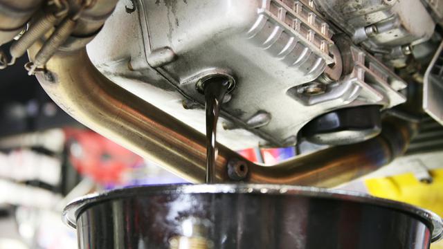 Oli Tetap Bening Justru Bahaya untuk Mobil, Ini Alasannya