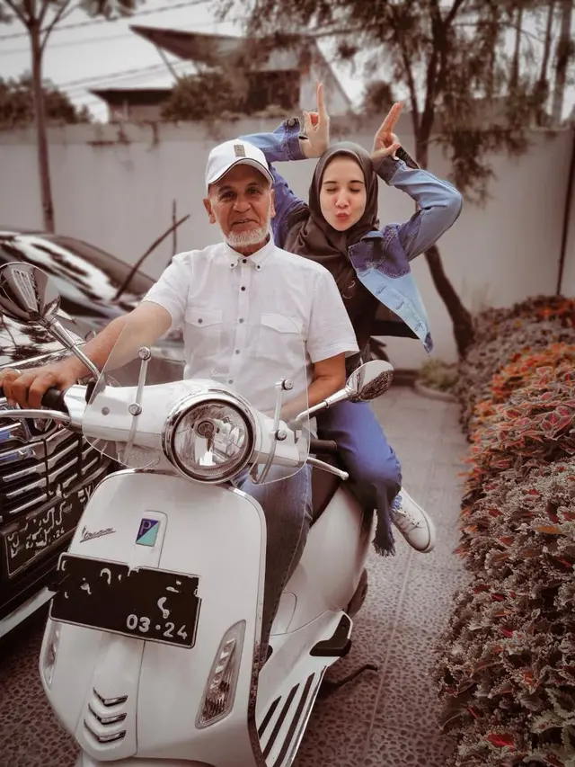 Beri Dukungan, Ini 6 Potret Kebersamaan Zaskia Sungkar dan Mark Sungkar