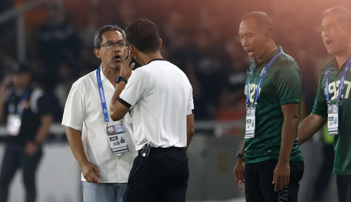 Pelatih Persebaya Surabaya, Aji Santoso (dua kiri), saat melakukan protes kepada asisten wasit dalam pertandingan pekan kelima BRI Liga 1 2023/2024 melawan Persija Jakarta. (Bola.com/Ikhwan Yanuar)