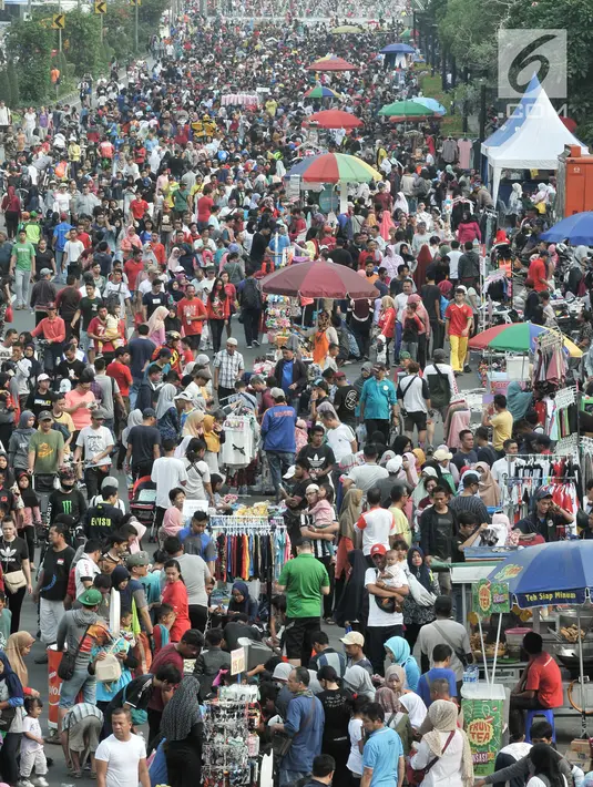 Pedagang kaki lima (PKL) berdagang di badan jalan saat car free day di kawasan Bundaran HI, Jakarta, Minggu (18/11). Kurangnya pengawasan menyebabkan PKL mengganggu kenyamanan warga berolahraga. (Merdeka.com/Iqbal S. Nugroho)