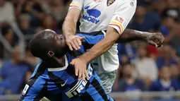 Striker anyar Inter Milan, Romelu Lukaku berebut bola dengan pemain Lecce, Luca Rossettini pada laga pertama Serie A 2019/2020 di Stadio Giuseppe Meazza, Senin (26/8/2019). Inter Milan menang 4-0 saat menjamu tim promosi Lecce. (AP Photo/Luca Bruno)