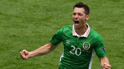Wes Hoolahan mencetak gol balasan dan 100% tekel bersih saat Irlandia bermain imbang 1-1 melawan Swedia. (13/6/2016). (AFP/Paul Ellis)