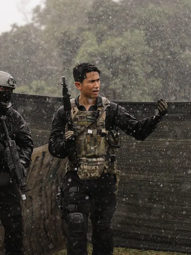 10 Pesona Gagah Pangeran Abdul Mateen Kenakan Seragam Militer hingga Kasual yang Sukses Bikin Anisha Rosnah Bertekuk Lutut