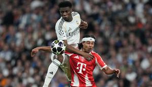 Pemain Real Madrid Aurelien Tchouameni (atas) dan pemain Bayern Munchen Serge Gnabry berebut bola pada laga leg pertama perempat final Liga Champions antara Real Madrid vs Bayern Munchen di Madrid, Spanyol, Selasa, 7 April 2026. (AP Photo/Bernat Armangue)