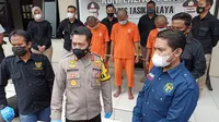 Kapolres Tasikmalaya AKBP Rimsyahtono menunjukan para pelaku curanmor AS dan RJA (27) serta FS (25), dua rekannya yang berasal dari Garut, Jawa Barat. (Liputan6.com/Jayadi Supriadin)