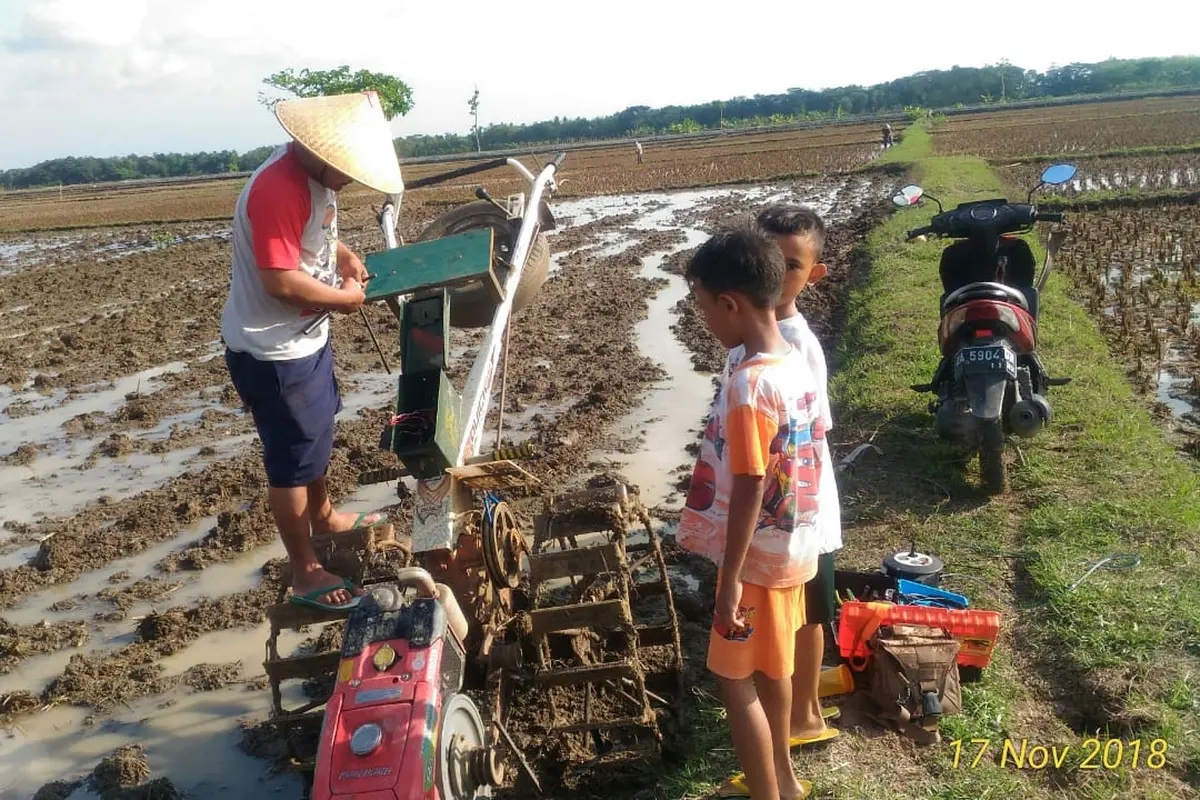 Traktor Setan atau traktor remot dengan piranti robot. (Foto: Liputan6.com/Wakhid Hasim untuk Muhamad Ridlo)