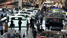 Para pengunjung memadati ruang pameran pada hari pertama IIMS di Jixpo, Jakarta, (18/9/14). (Liputan6.com/Miftahul Hayat)