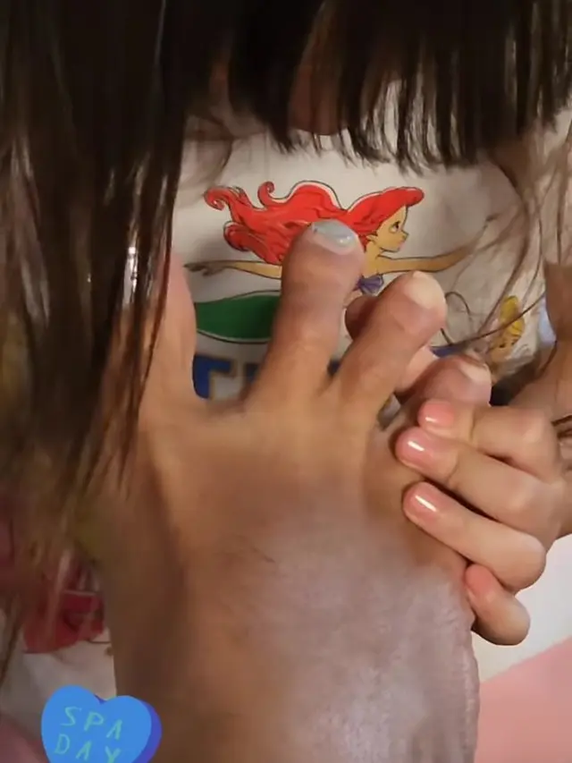 Hamish Daud dapat perawatan kaki dari Zalina (Instagram/hamishdw)