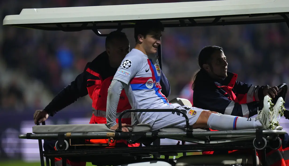 Gelandang Barcelona, Pablo Torre meninggalkan lapangan dengan cedera setelah ia mencetak gol keempat timnya selama pertandingan grup C Liga Champions di Doosan Arena di Plzen, Republik Ceko, Rabu (2/11/2022). Kemenangan atas Plzen tak mengubah apa-apa. Tim asal Catalan menjadi penghuni peringkat ketiga Grup C Liga Champions dengan tujuh poin. (AP Photo/Petr David Josek)