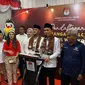 Pasangan bakal calon (bacalon) Wali Kota dan Wakil Wali Kota Tangerang Faldo Maldini-Fadhlin Akbar daftar Pilwakot Tangerang 2024 ke Kantor KPU setempat pada hari ini, Kamis (29/8/2024). (Liputan6.com/Pramita Tristiawati)