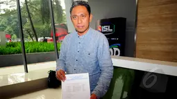 Ketua Komisi Banding M. Muhdar memperlihatkan kertas rekapitulasi hasil keputusan Komite Banding Pemilihan exco PSSI periode 2015-2019 di kantor PSSI, Jakarta, Kamis (19/3/2015). (Liputan6.com/Yoppy Renato)