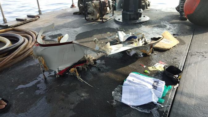 Pantauan Liputan6.com dari KRI Kobra 2356, barang-barang tersebut berupa dompet, bangku, dan pakaian dalam yang diduga milik para penumpang. (Ady/Anugrahadi)