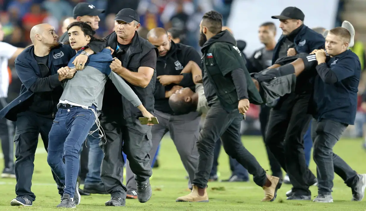 Sejumlah suporter saat digelandang petugas usai pertandingan Israel melawan Spanyol pada grup G kualifikasi Piala Dunia 2018 di Stadion Teddy di Yerusalem (9/10). (AP Photo/Ariel Schalit)