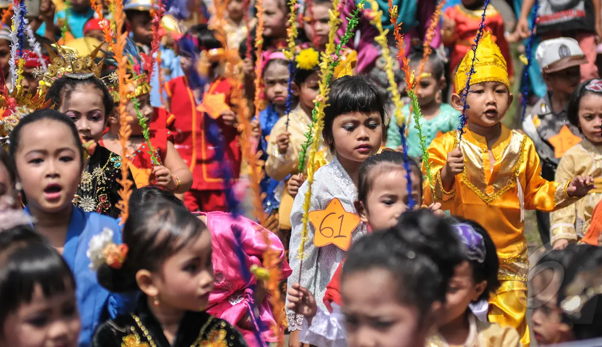 Murid-murid TK Sekolah Alternatif untuk Anak Jalanan (SAAJA) berpawai mengenakan pakaian adat di kawasan Kuningan, Jakarta, Selasa (21/4/2015). Kegiatan diikuti 70 an anak kurang mampu dalam rangka peringatan Hari Kartini. (Liputan6.com/Faizal Fanani)